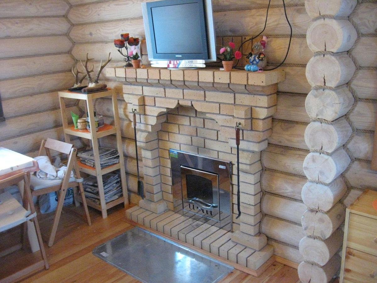 Камин в бане в комнате отдыха