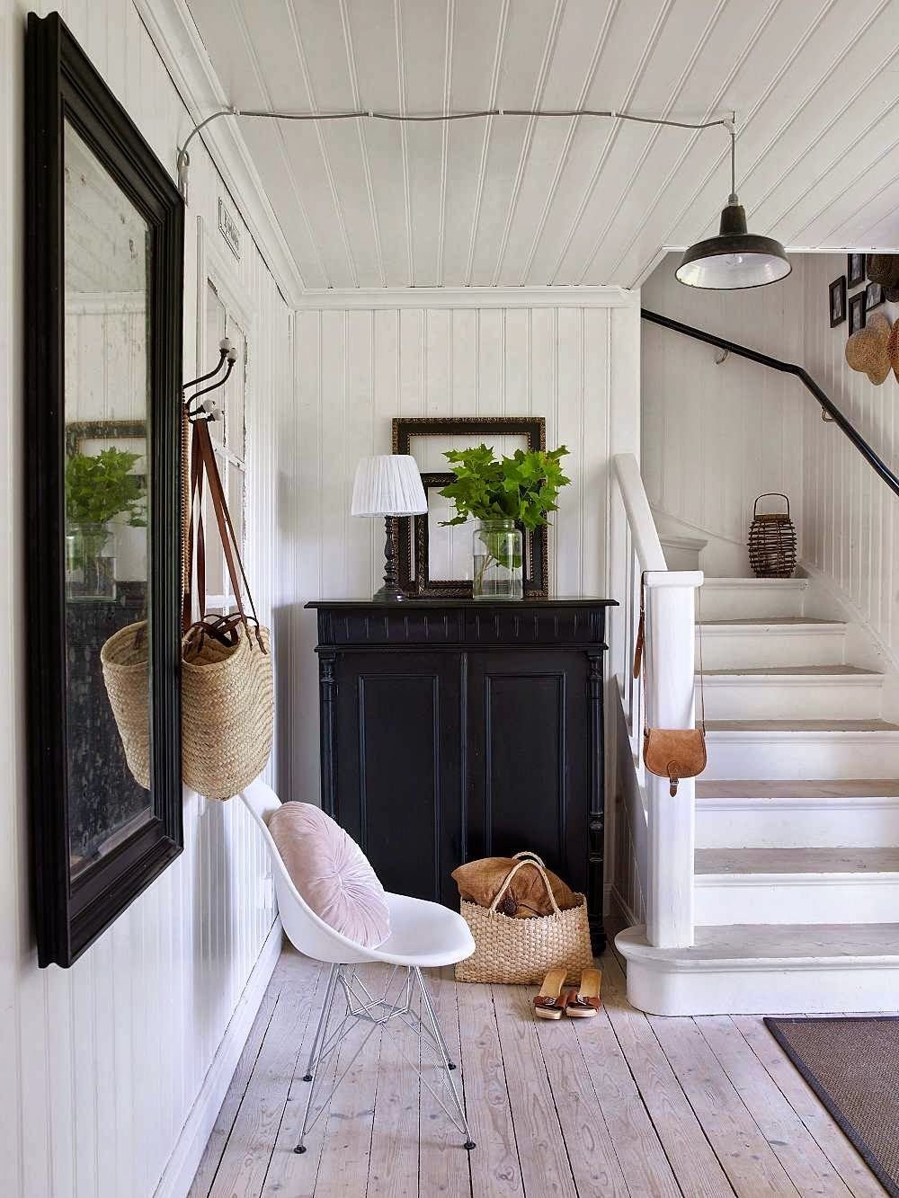 Прихожая в скандинавском стиле в частном доме