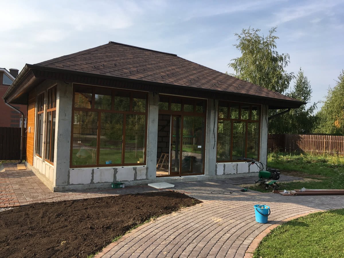 Одноэтажный дом с застекленной террасой