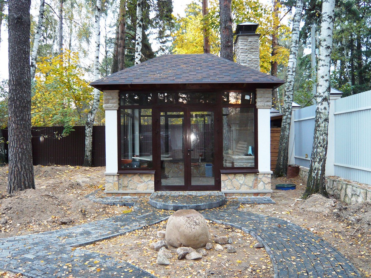 Беседка с мангальной зоной застекленная