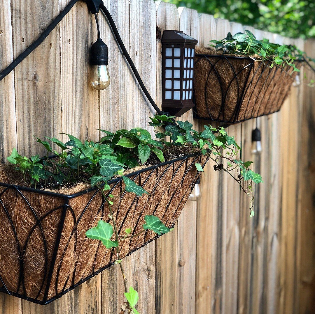 Забор с цветочными горшками