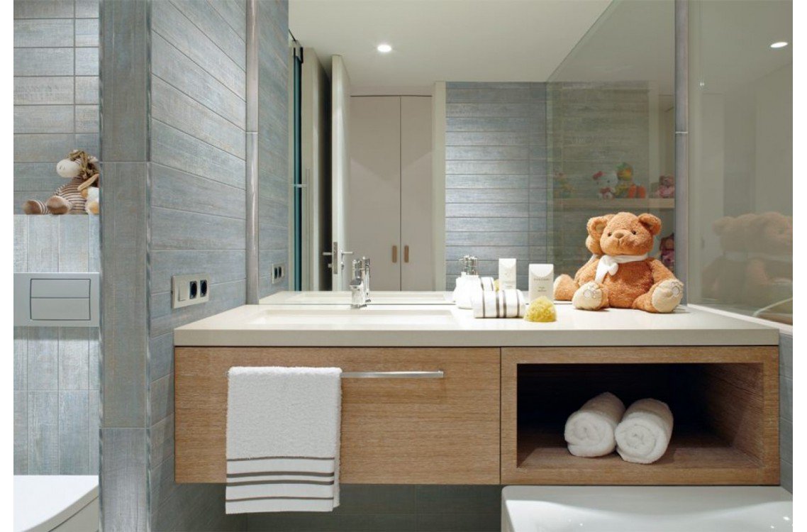 Ванная светлая с деревом