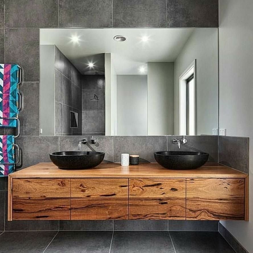 Ванная комната с деревянной столешницей