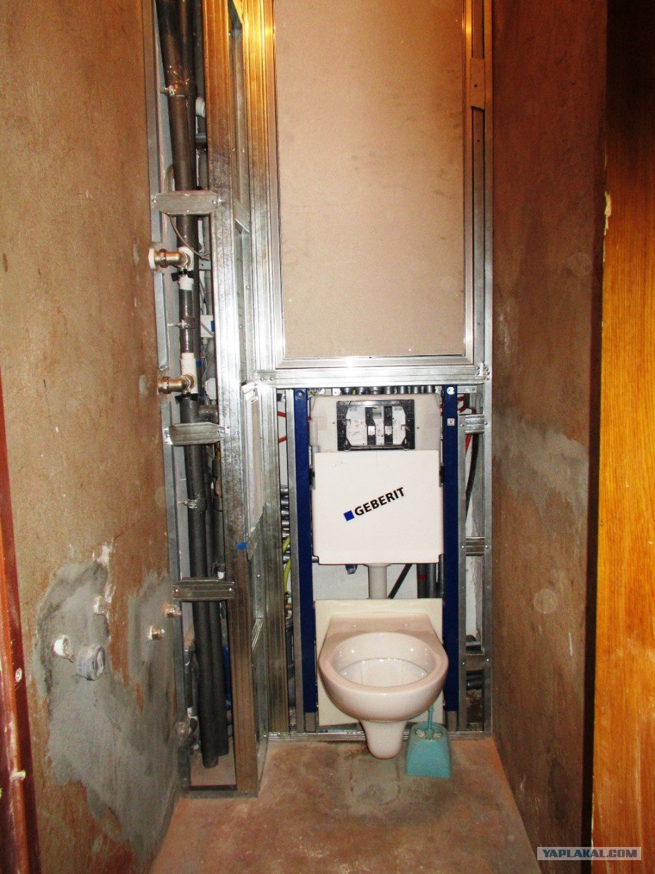 Инсталляция сбоку от стены в санузле