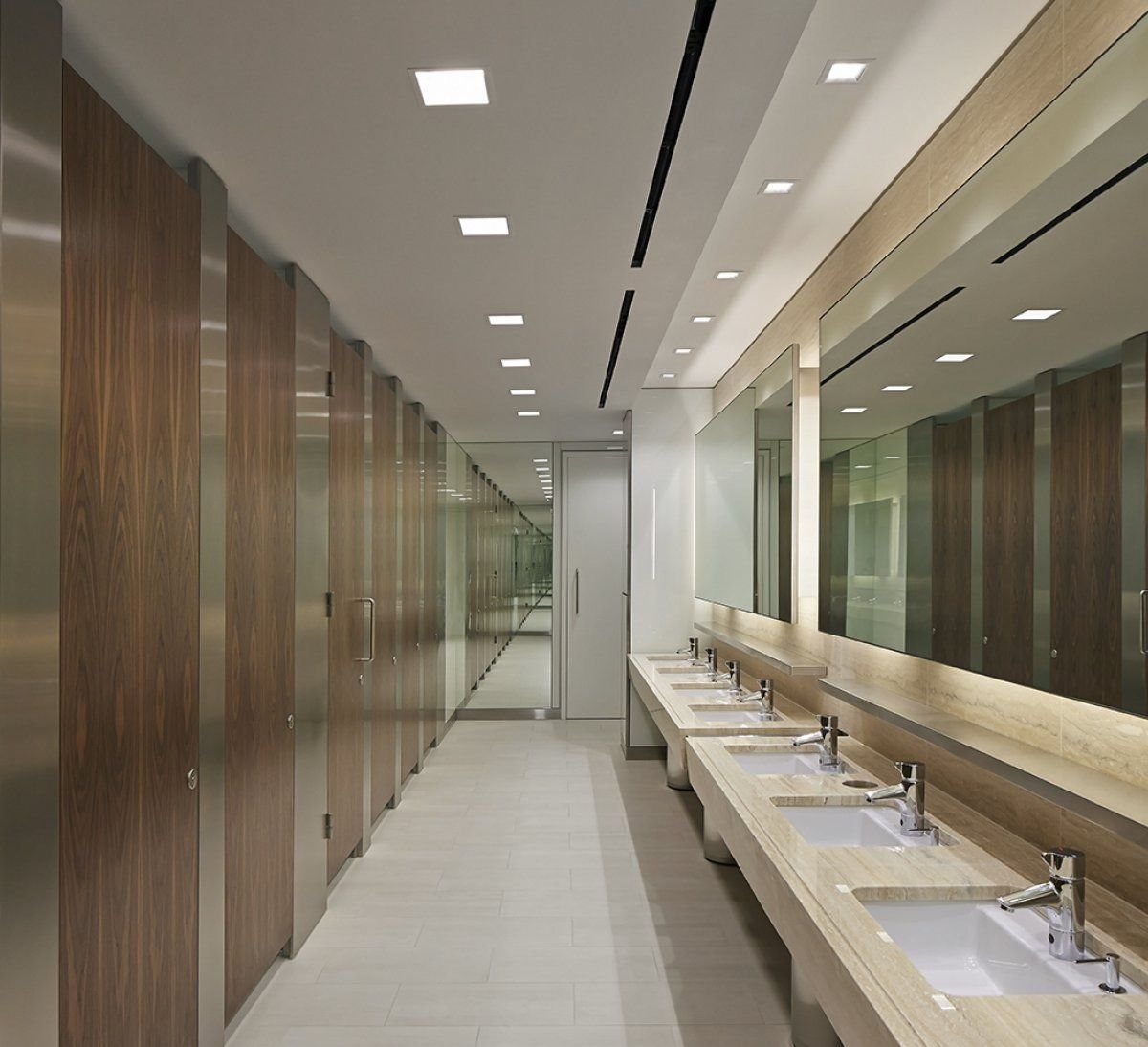 Стильный туалет в офисе