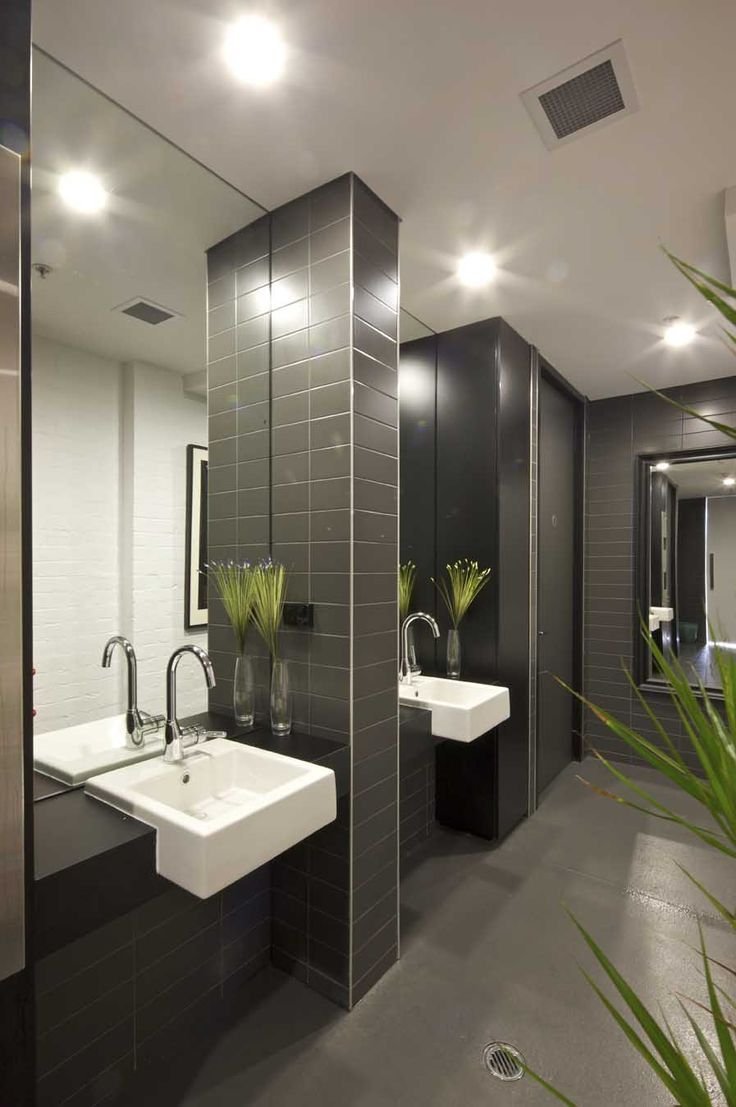 Интерьер общественного санузла