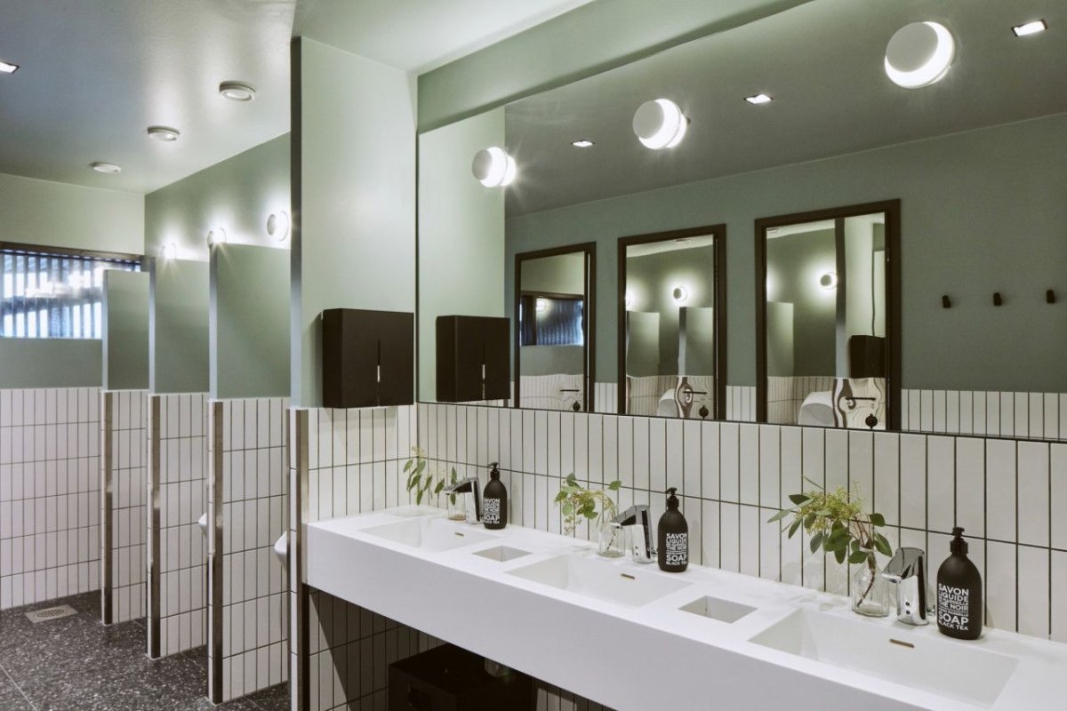 Туалет в офисном помещении