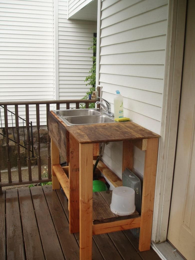 Домик для умывальника на даче