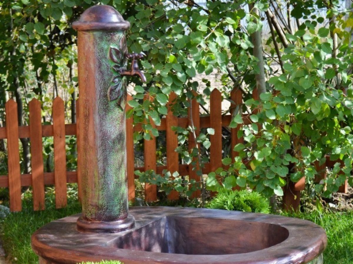 Умывальник в саду на даче