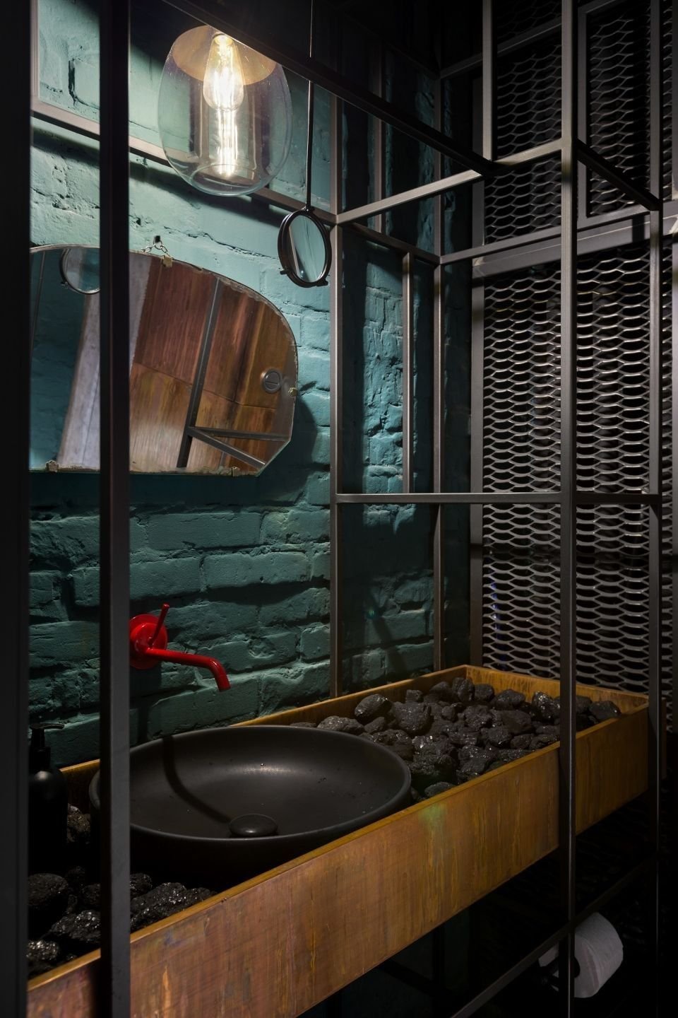 Туалет в гаражном стиле