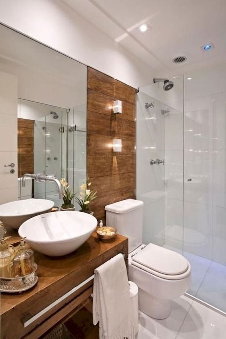 Ванная комната с ванной и туалетом современная