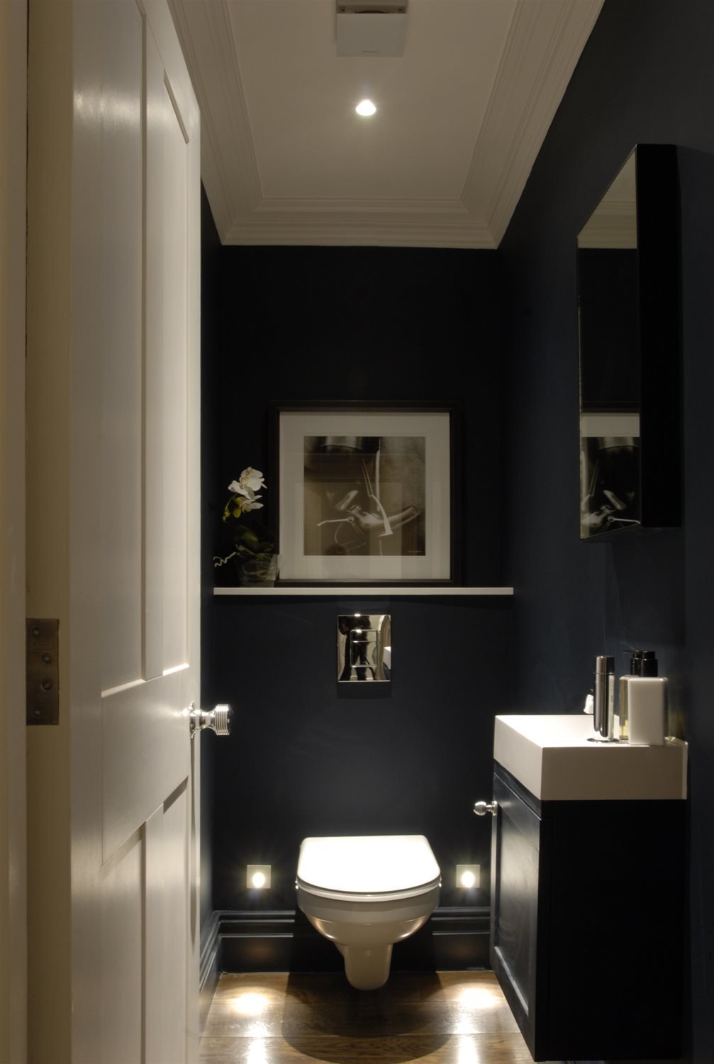 Туалетная комната с подсветкой