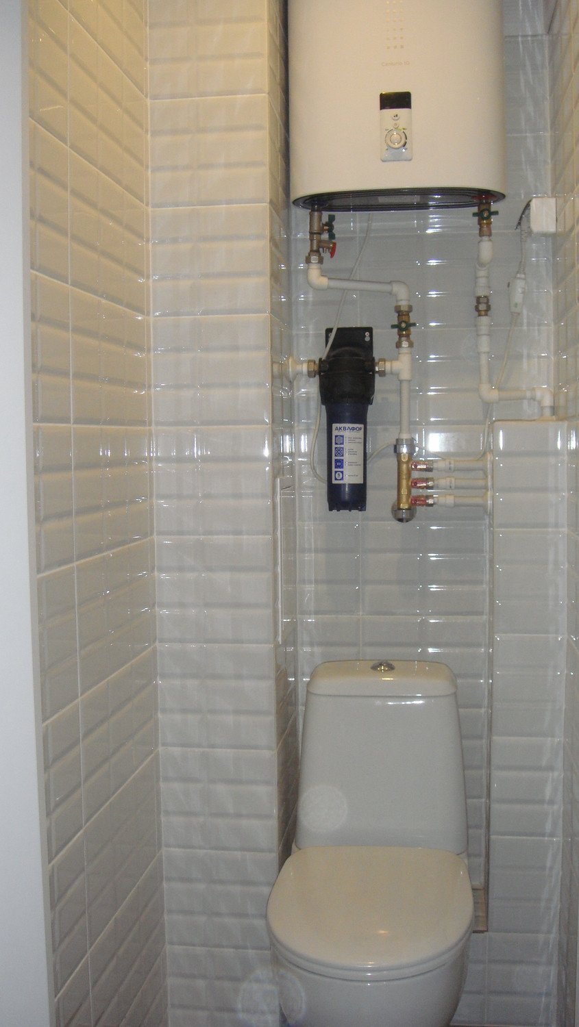 Водонагреватель над унитазом