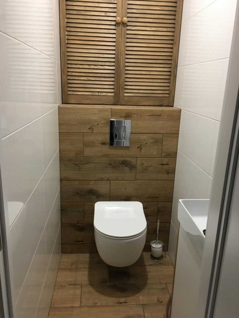 Дверцы в туалете за унитазом