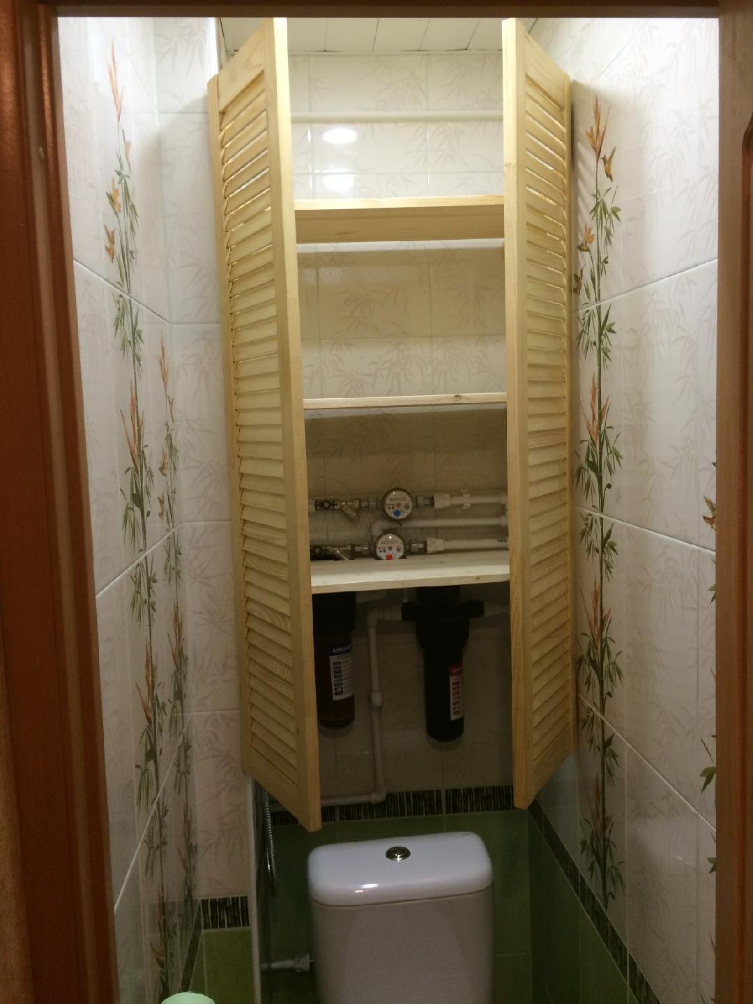 Шкафчик в нишу в туалет