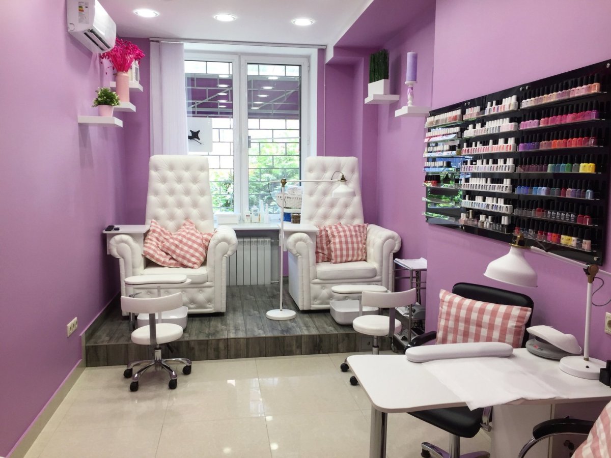 Интерьер салона маникюра и педикюра