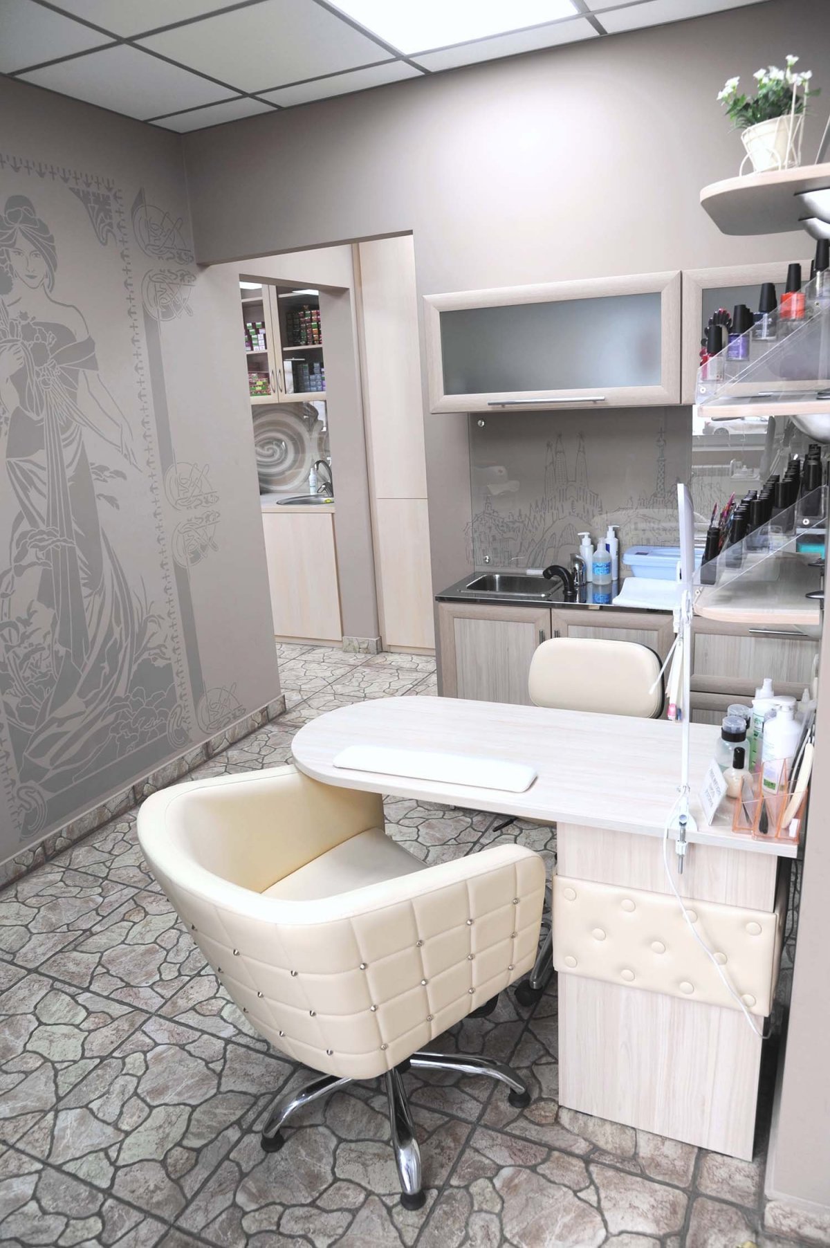 Интерьер салона маникюра