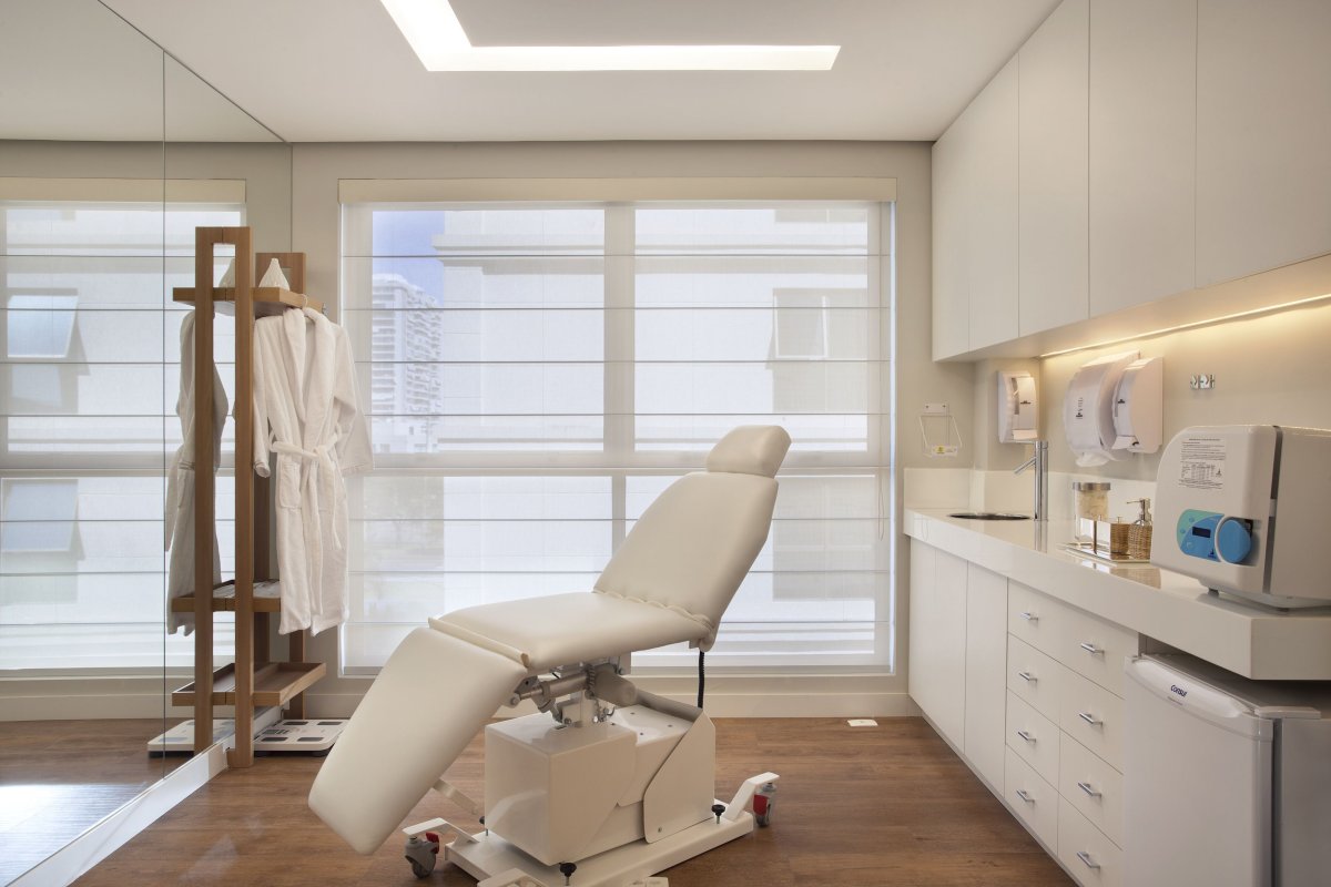 Кабинет косметолога с окном