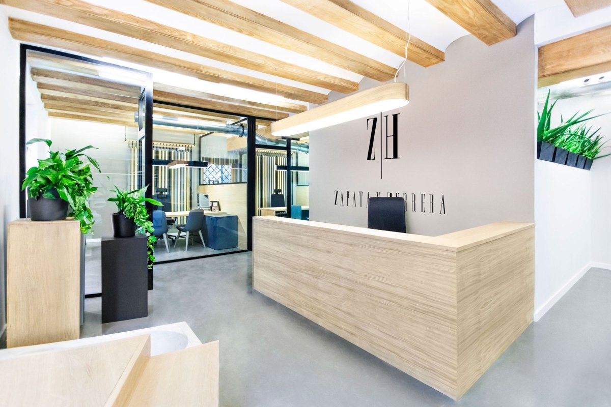 Дерево в интерьере офиса