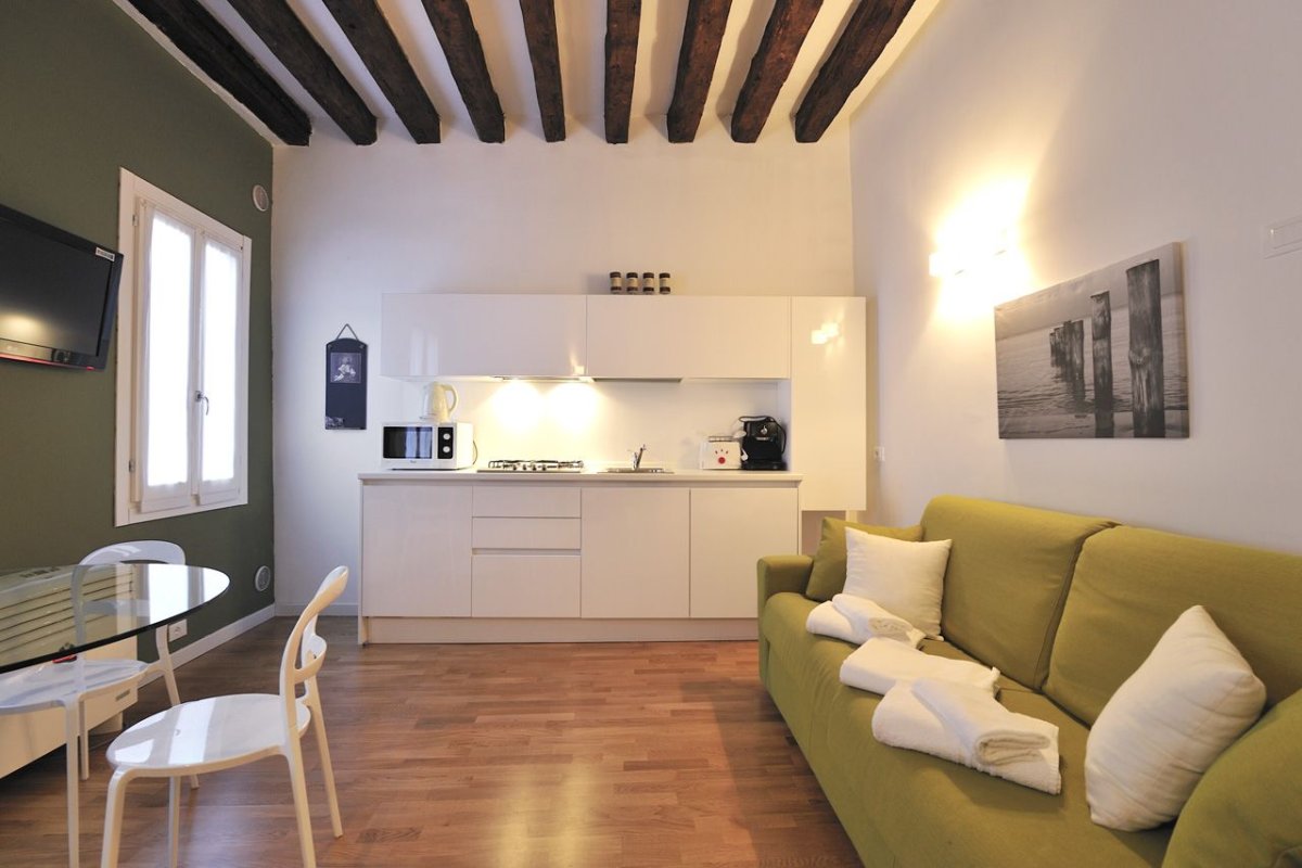 Интерьер кухни со спальным местом