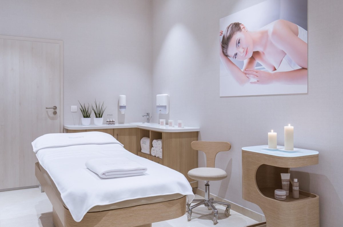 Кабинет косметолога в светлых тонах