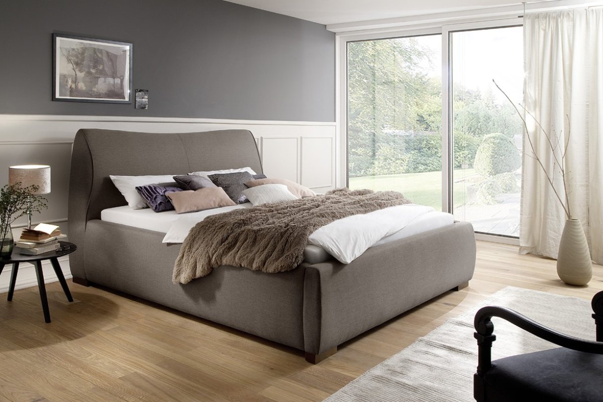 Земфира на кровати