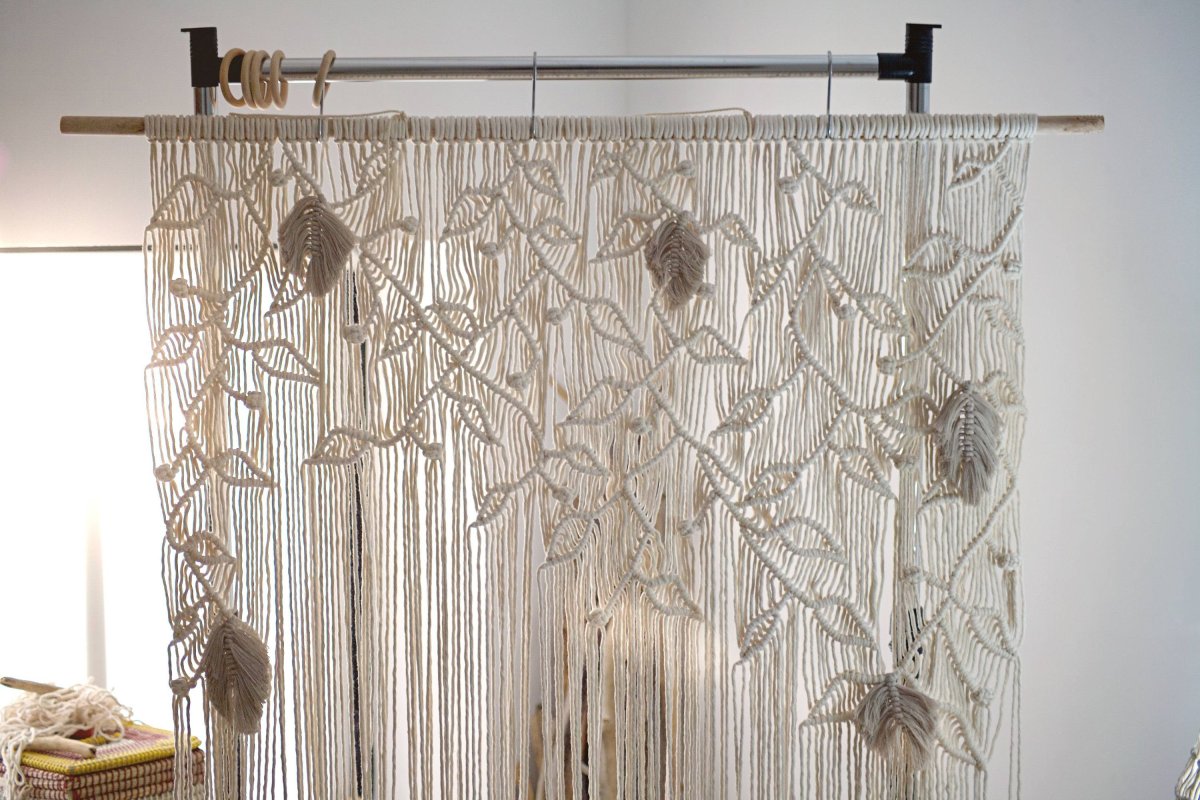 Штора макраме листья