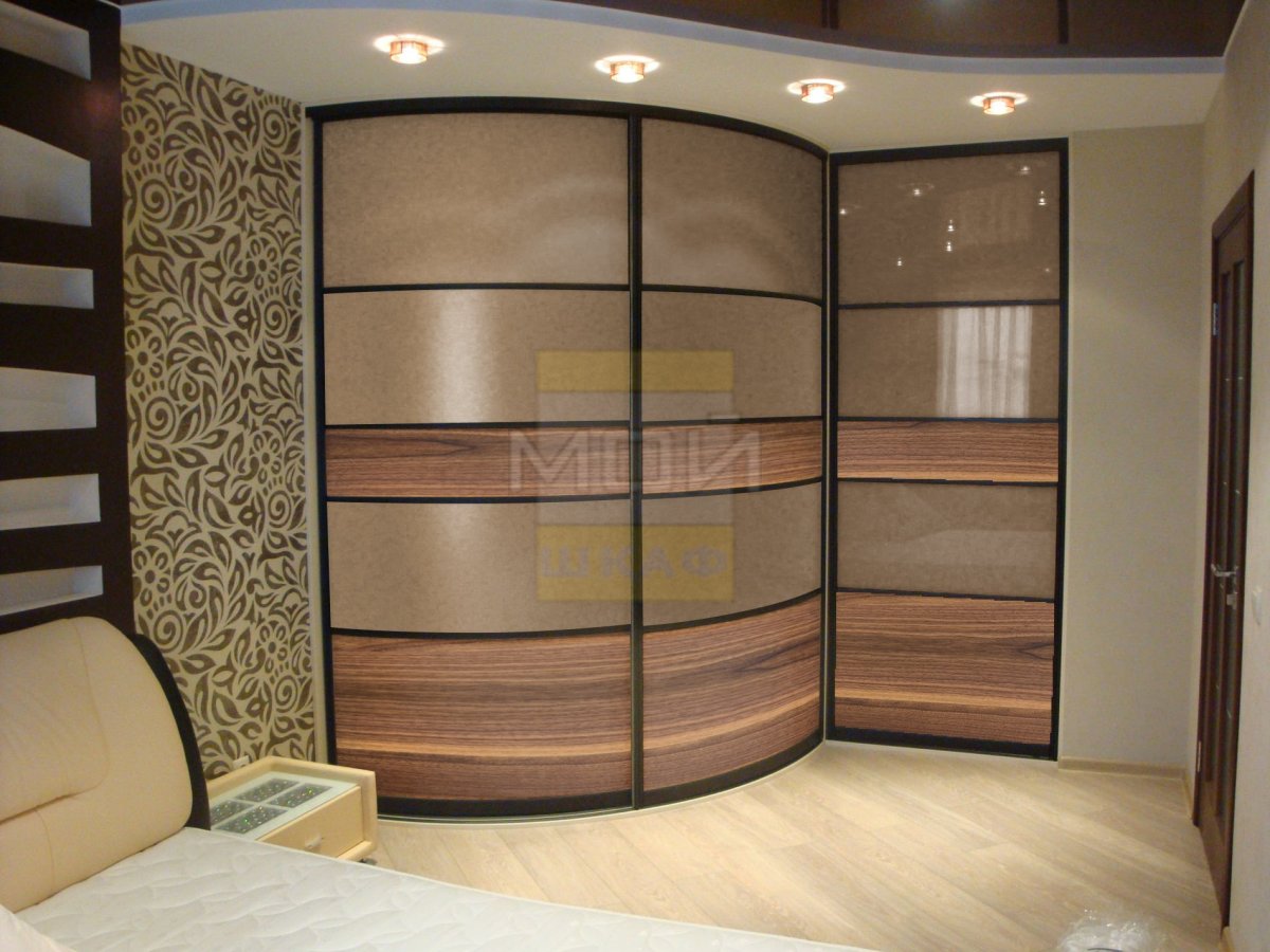 Встроенный шкаф-купе в гостиную угловой