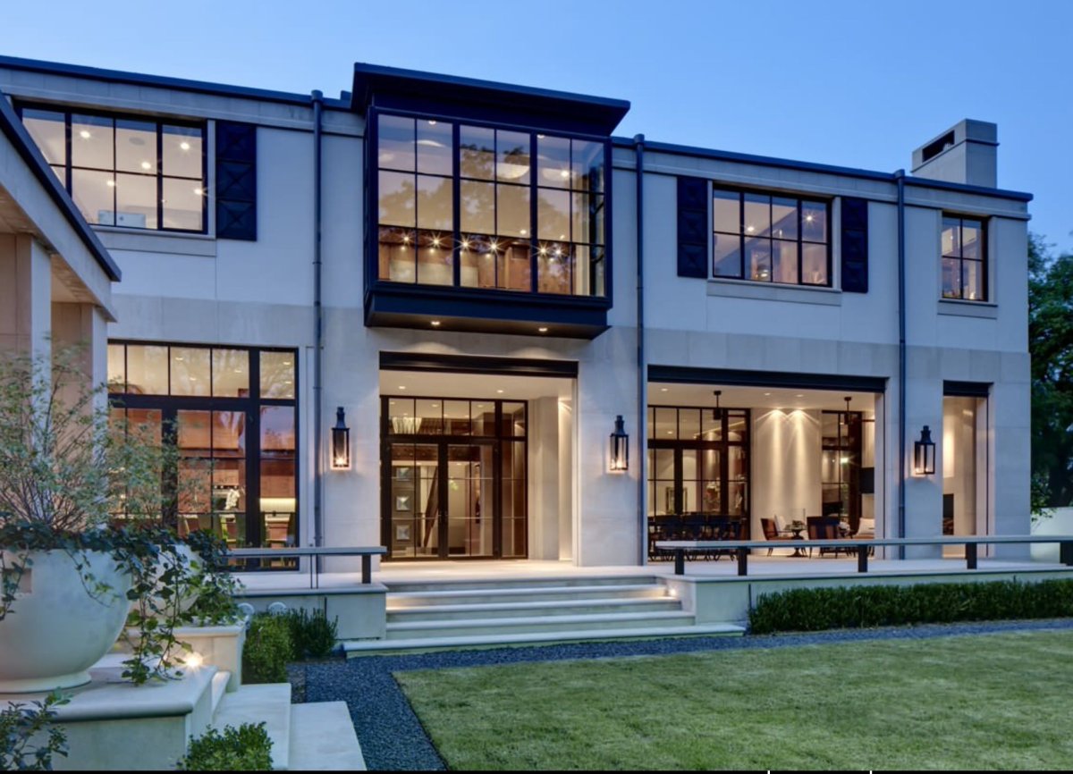 Дом с большими окнами двухэтажный