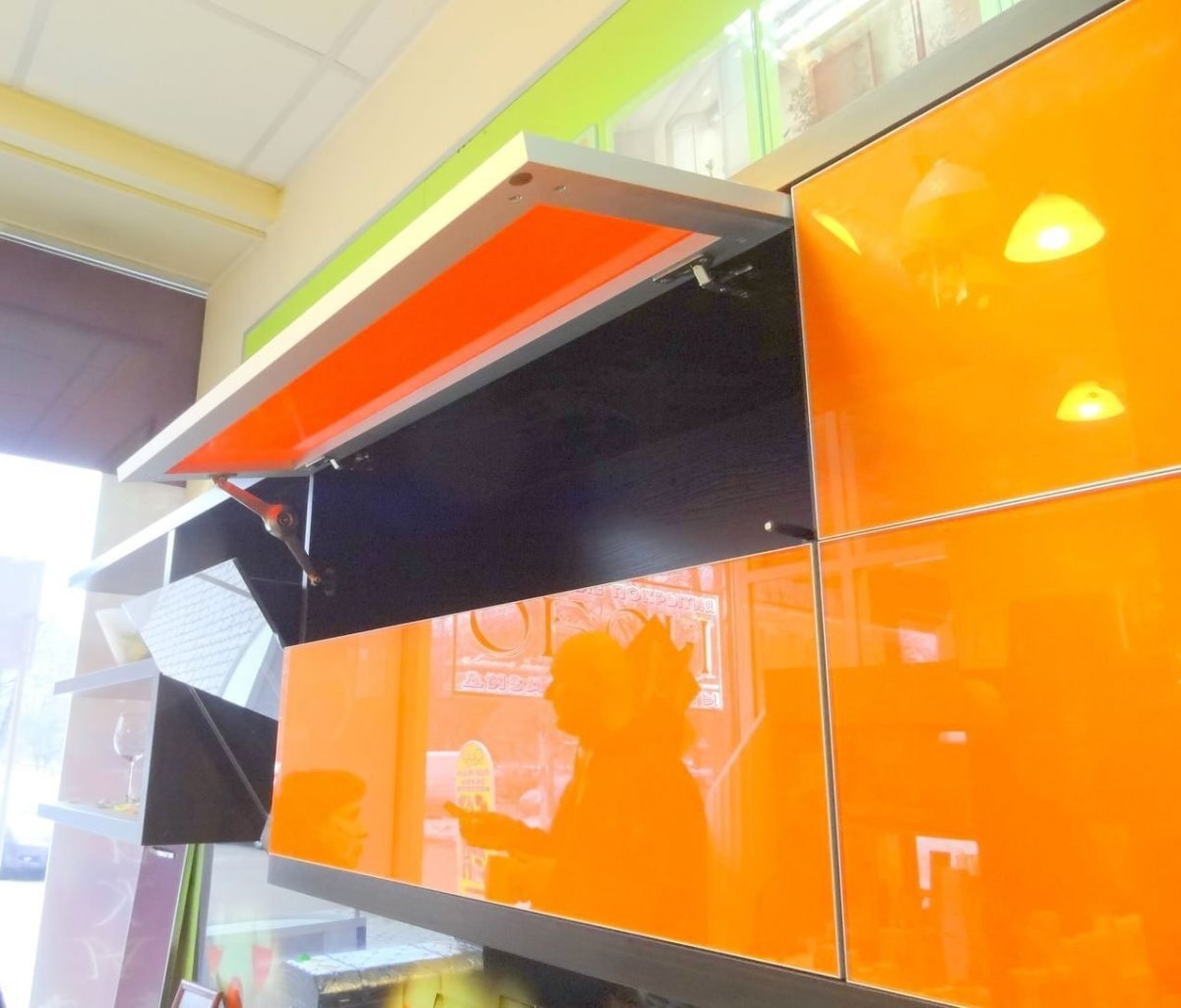 Стекло в алюминиевой рамке