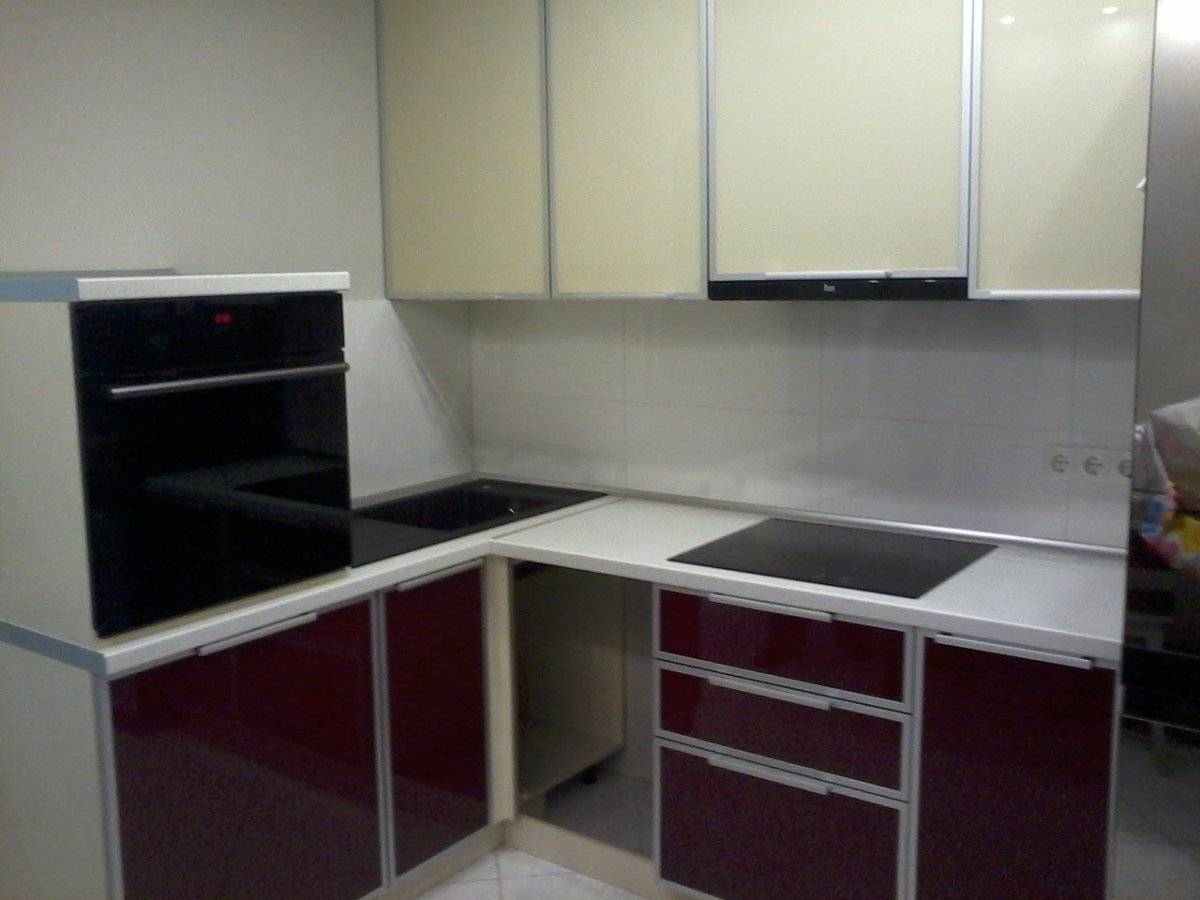 Стеклянные фасады для кухни в алюминиевой рамке