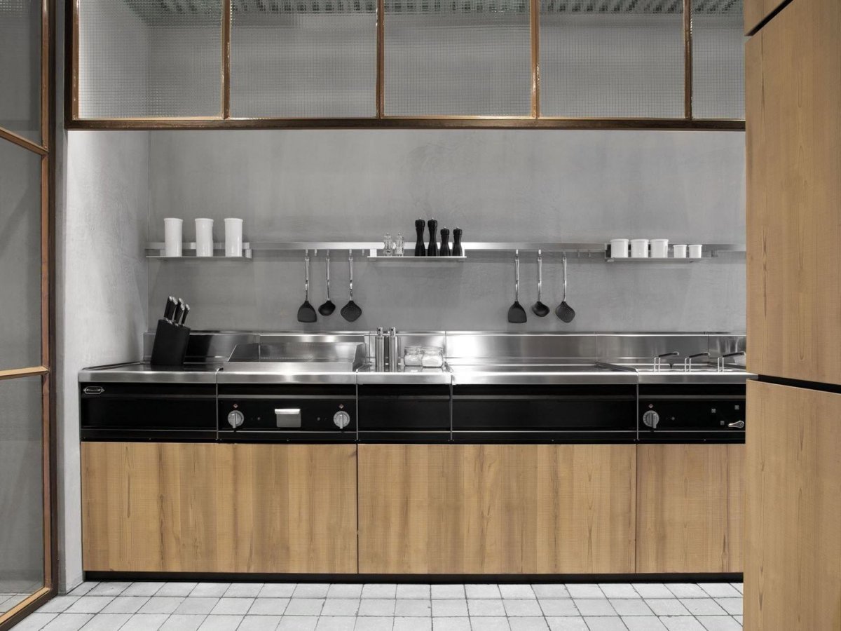 Кухня с элементами металла