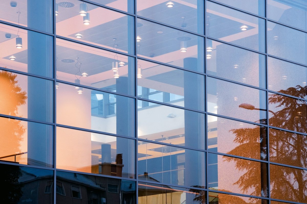 Панели на остекленном фасаде