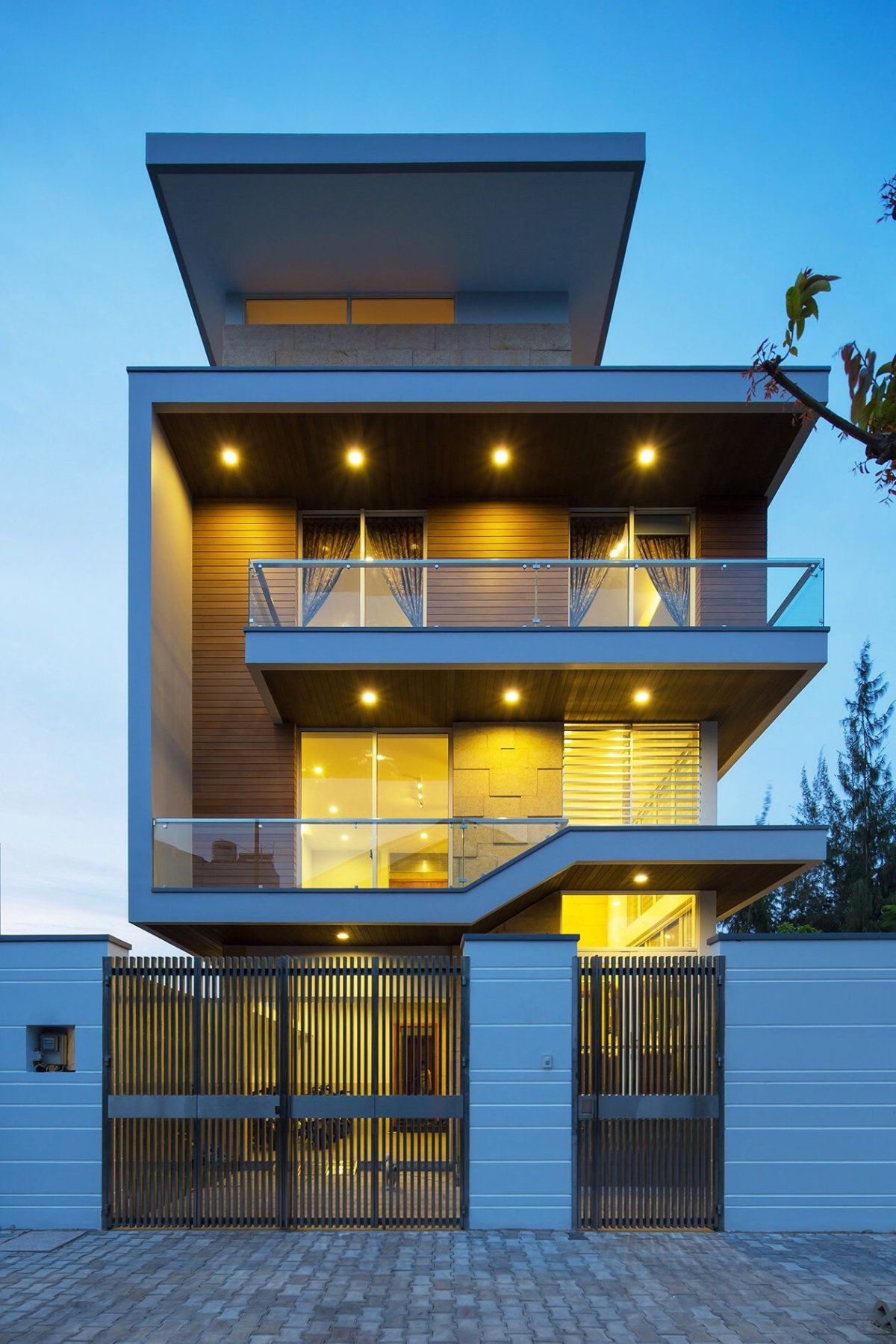 Современный трехэтажный дом