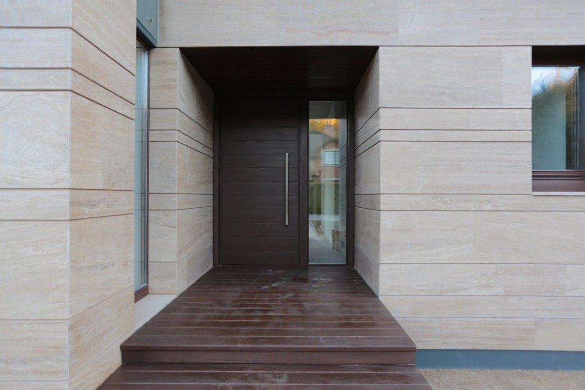 Фасад из травертина в современном стиле