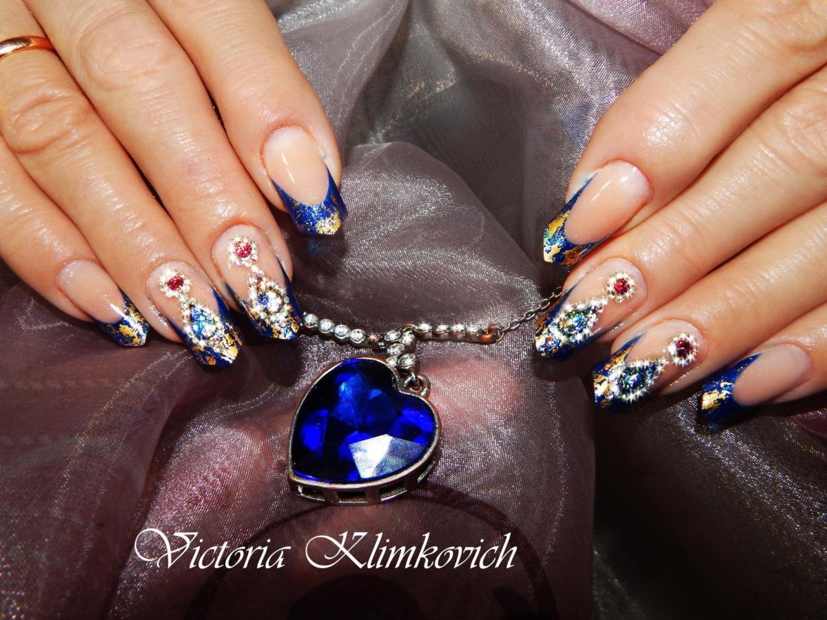 Литье стразы на ногтях