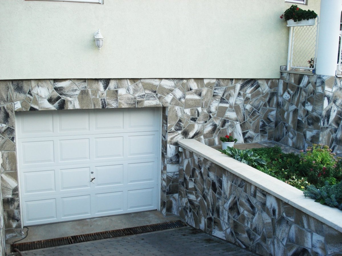 Гибкий камень для цоколя