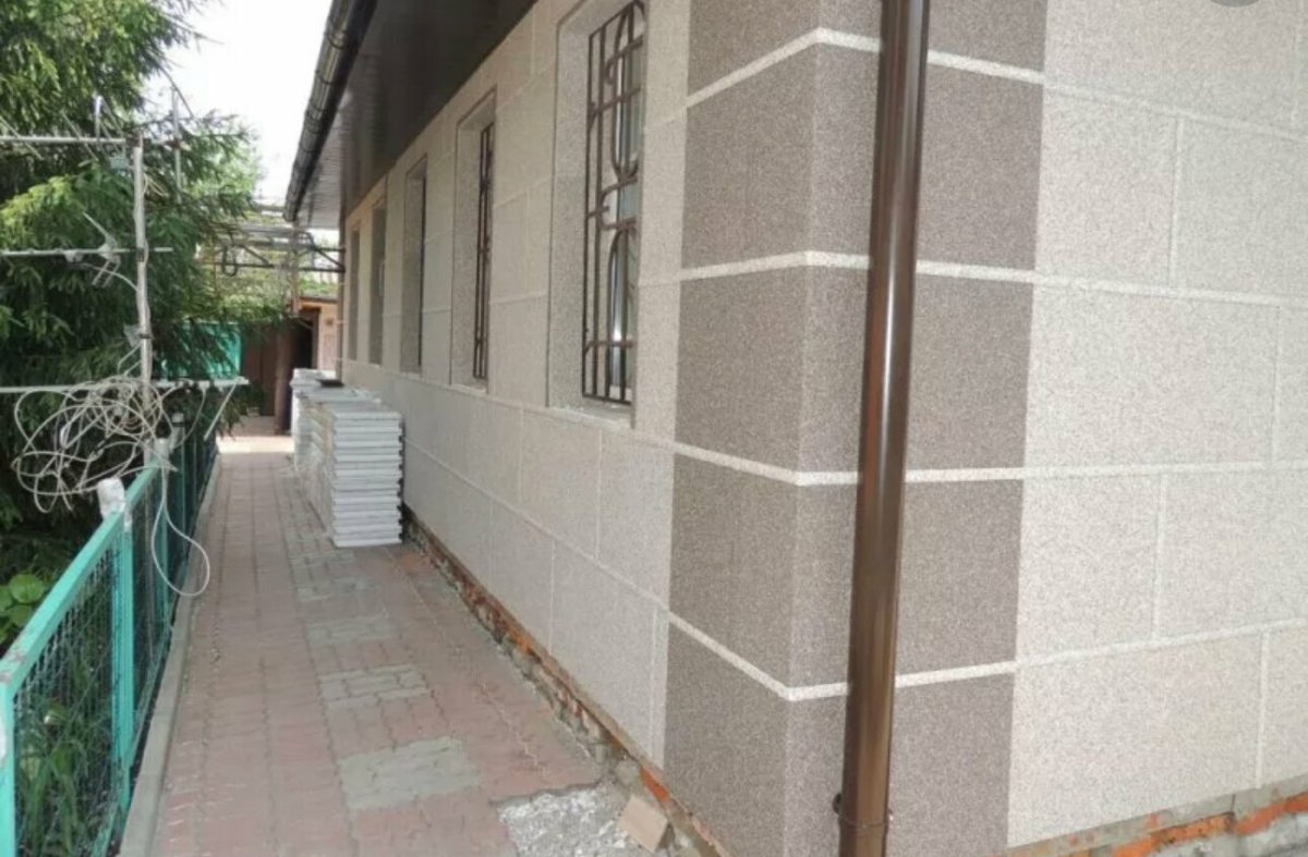 Отделка фасада мраморной крошкой