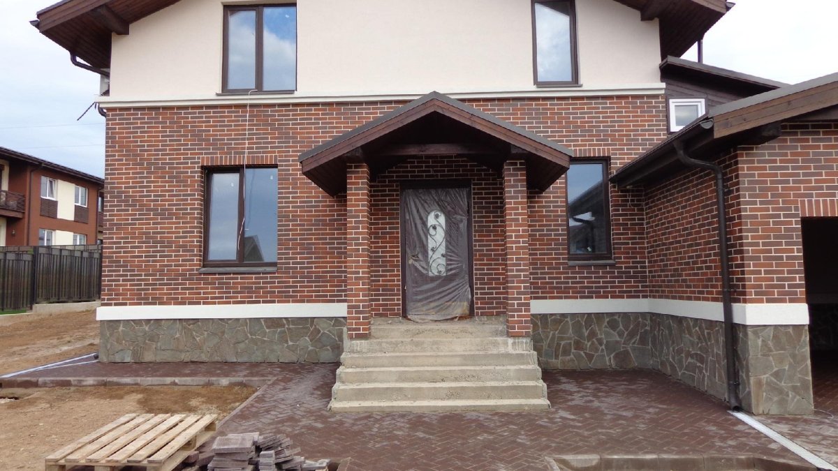 Фасадная отделка кирпичом и штукатуркой
