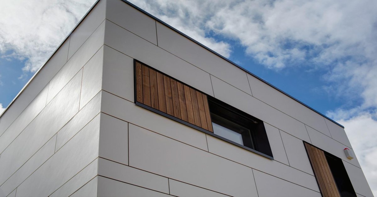 Фасад из алюкобонда с двухскатной крышей