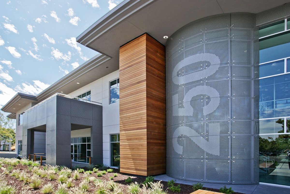 Фасад из алюкобонда под дерево