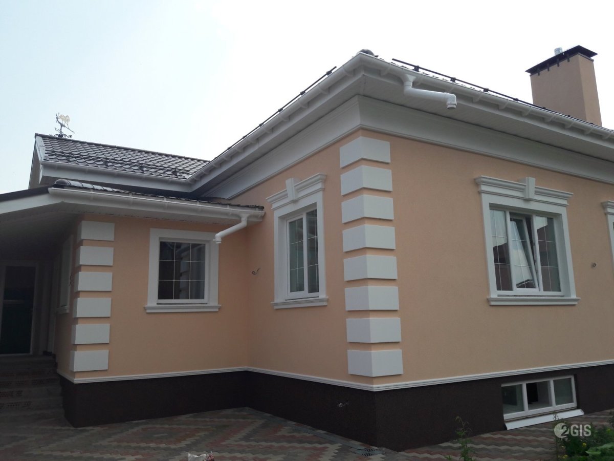 Одноэтажный дом с фасадным декором