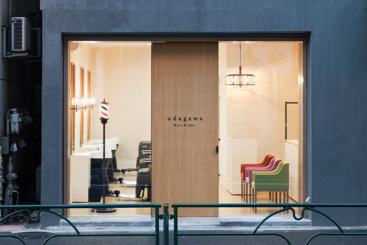 Дверь в салон красоты