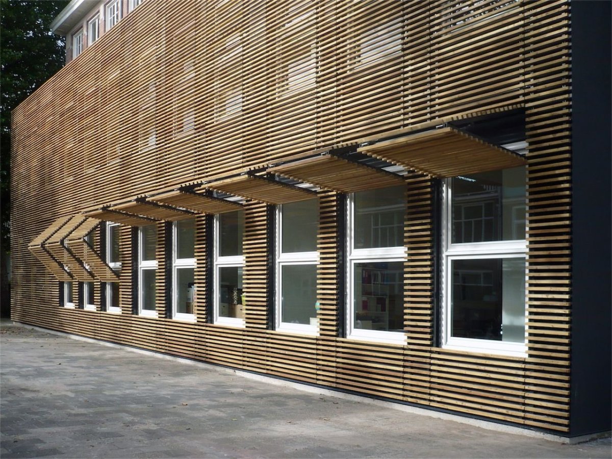 Фасад магазина с металлическими рейками