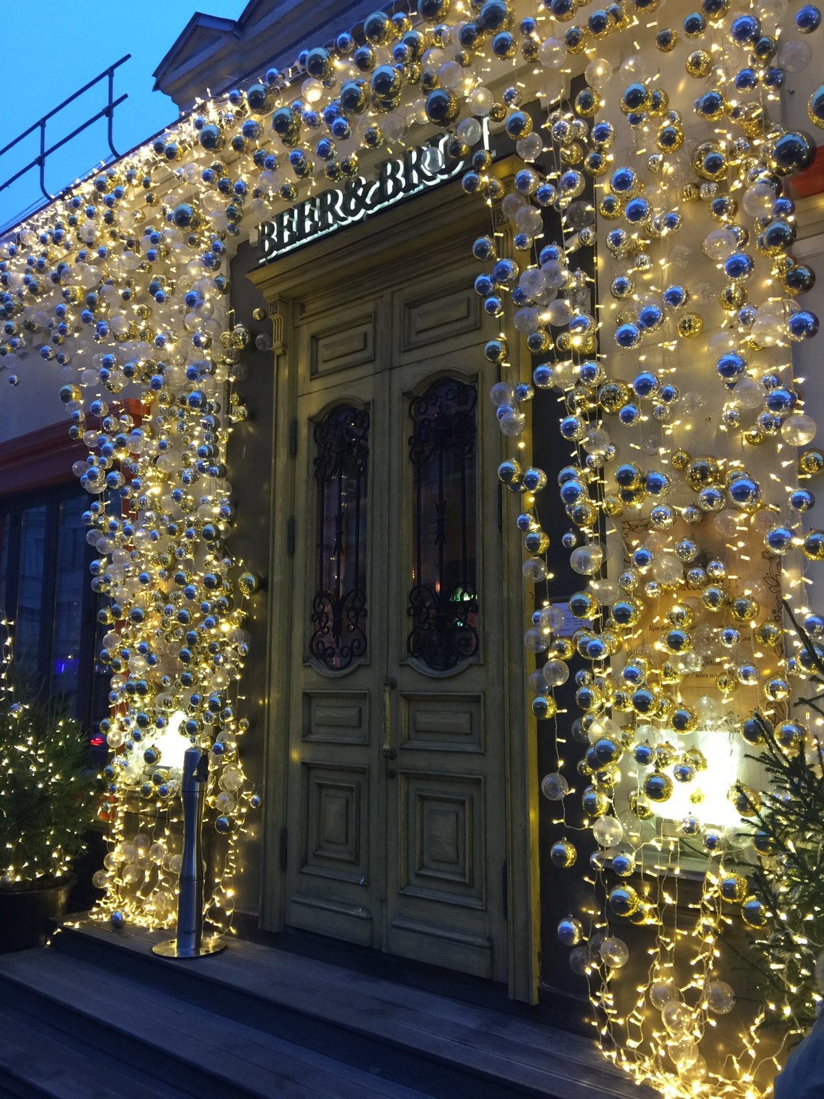 Украшение фасада здания