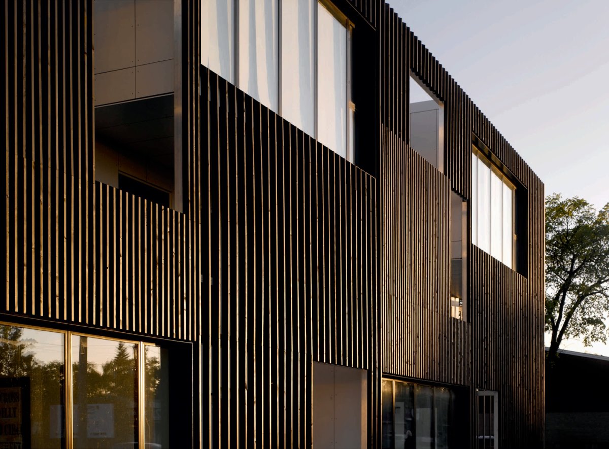 Фасад из металлических реек