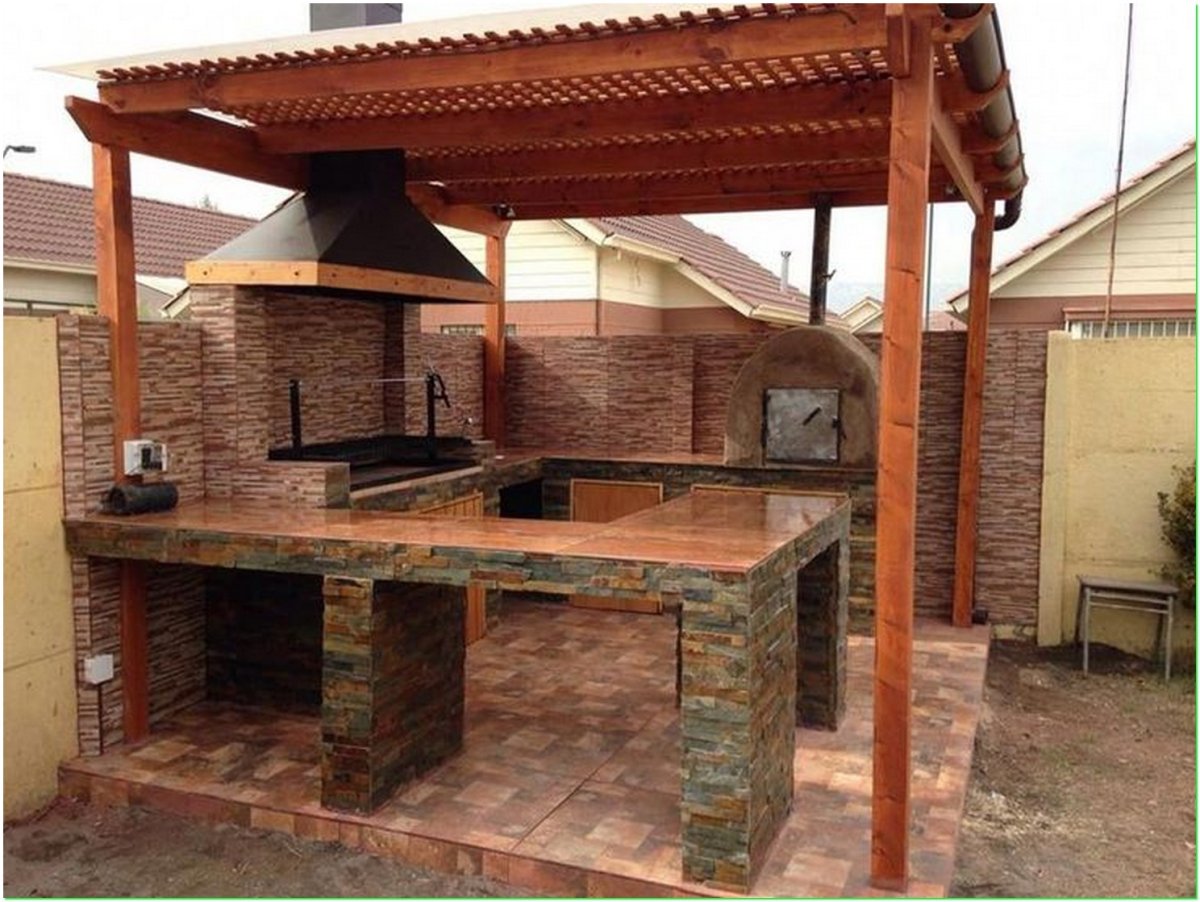 Кирпичный мангал под навесом