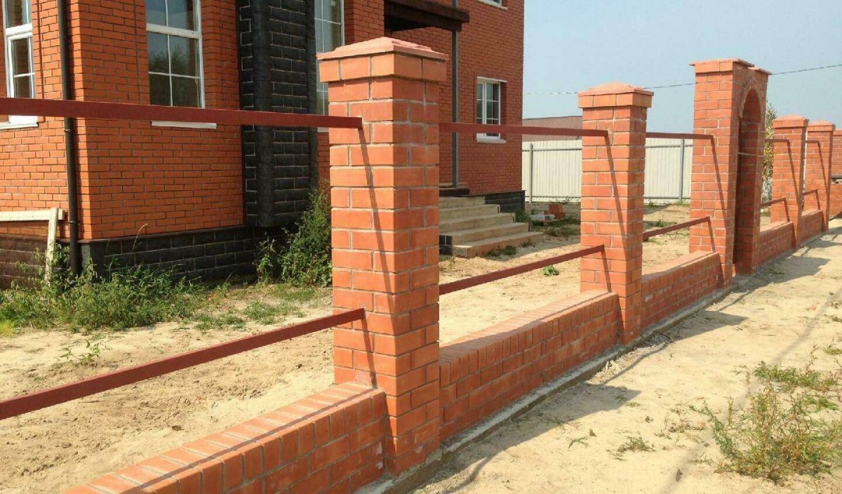 Забор из кирпичных столбов
