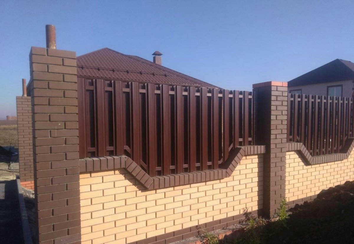 Забор из кирпича и евроштакетника