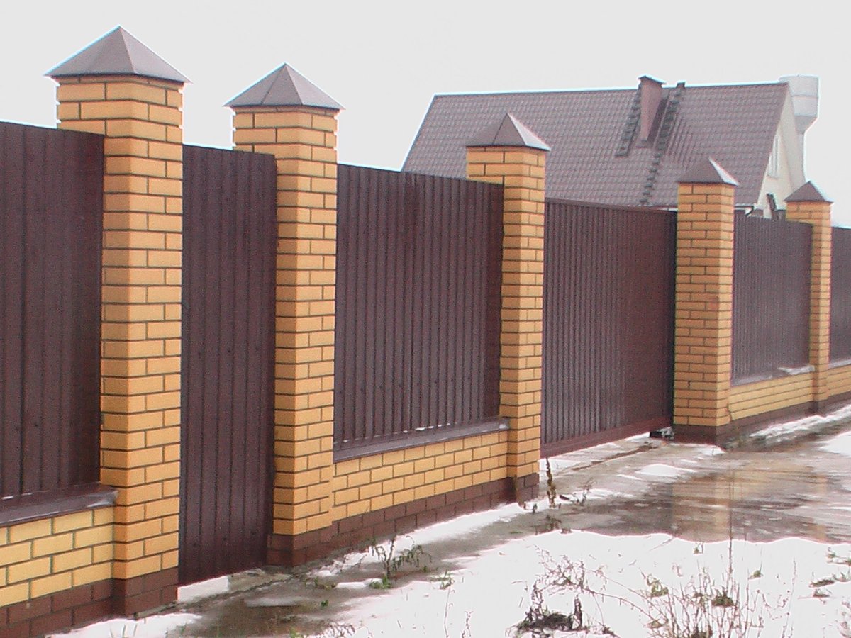 Забор с колоннами из кирпича